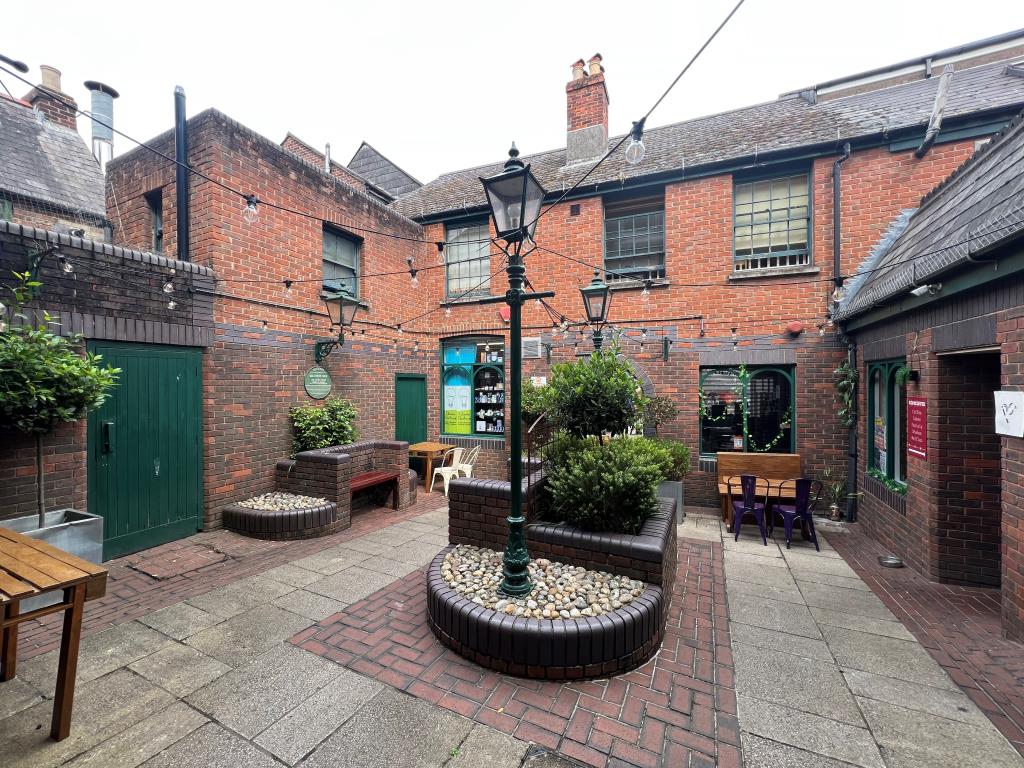 Lot: 107 - FREEHOLD TOWN CENTRE INVESTMENT COMPRISING ELEVEN COMMERCIAL UNITS AND RESIDENTIAL GROUND RENT INCOME - Courtyard area of Town Centre Investment in Newport Isle of Wight